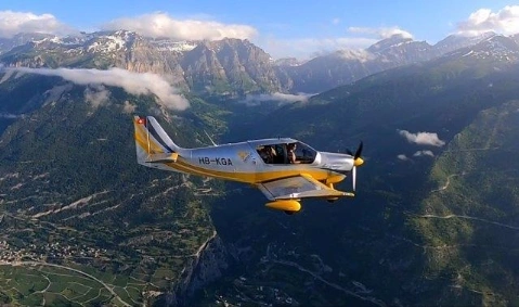 Decouverte survol Alpes Valais Vol touriste vol d'accrobatie Vol de croisière avions confort aeroport de Sion Valais prix avantageux vol gyrocoptère autogire voltige aérienne sensation forte adrénaline vol famille voyage en avion