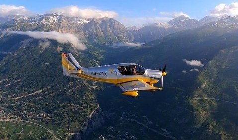 Decouverte survol Alpes Valais Vol touriste vol d'accrobatie Vol de croisière avions confort aeroport de Sion Valais prix avantageux vol gyrocoptère autogire voltige aérienne sensation forte adrénaline vol famille voyage en avion